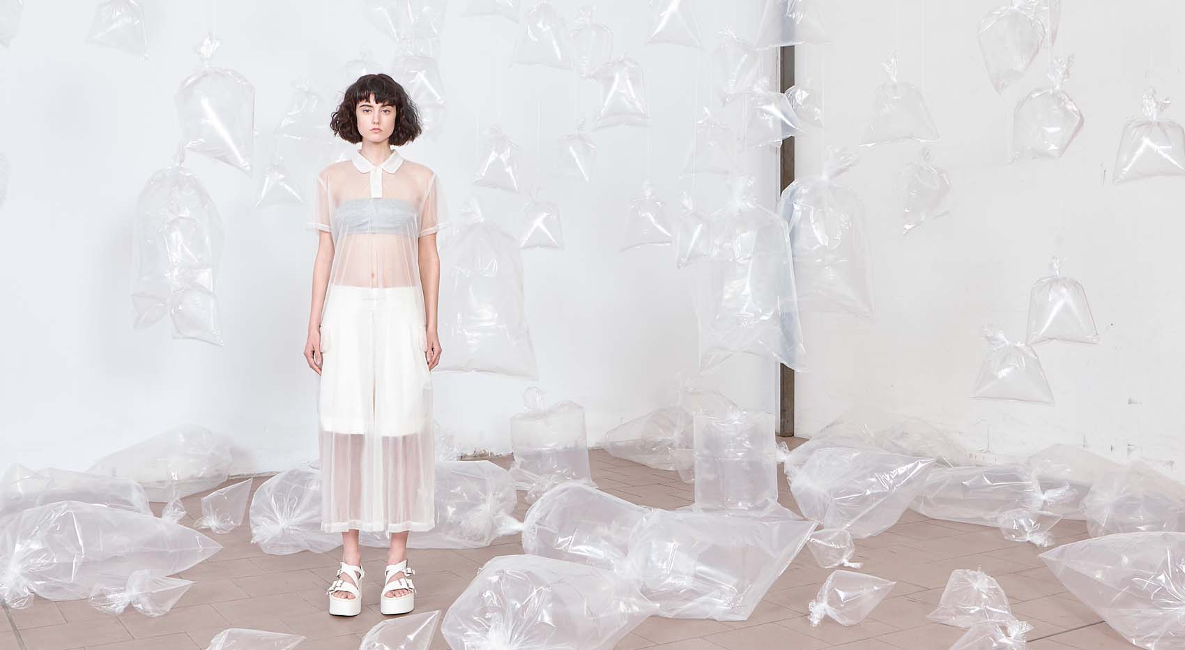 Pige-med-plastikposer bæredygtig emballage beautygalery.dk